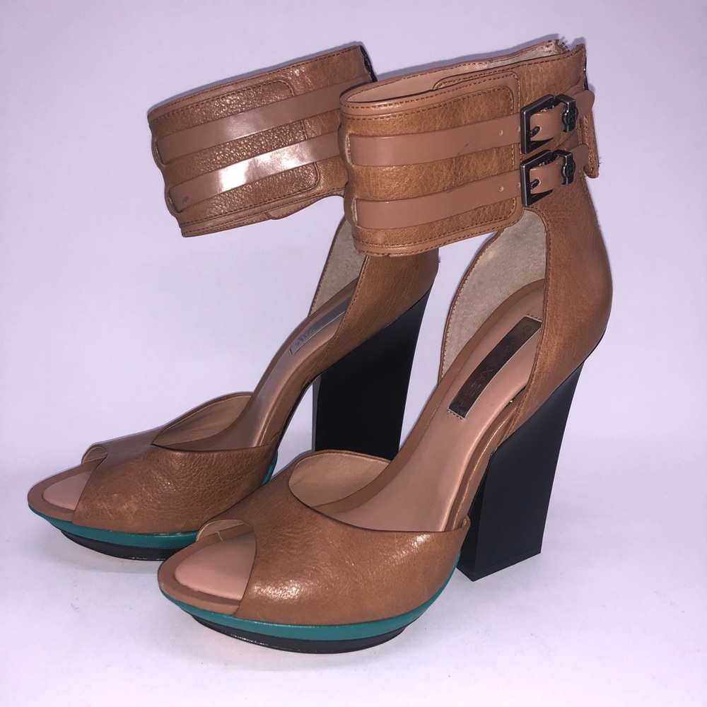 BCBG MaxAzria Women's Brown Shoe NWOB - Picture 2 of 6